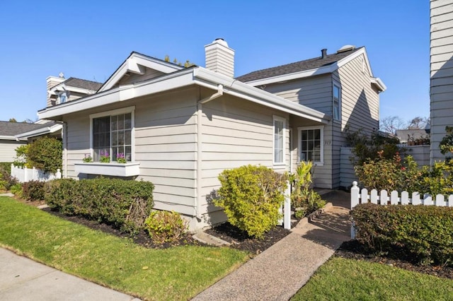 view of front of home featuring a front lawn