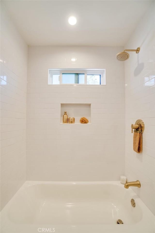 bathroom featuring tiled shower / bath combo