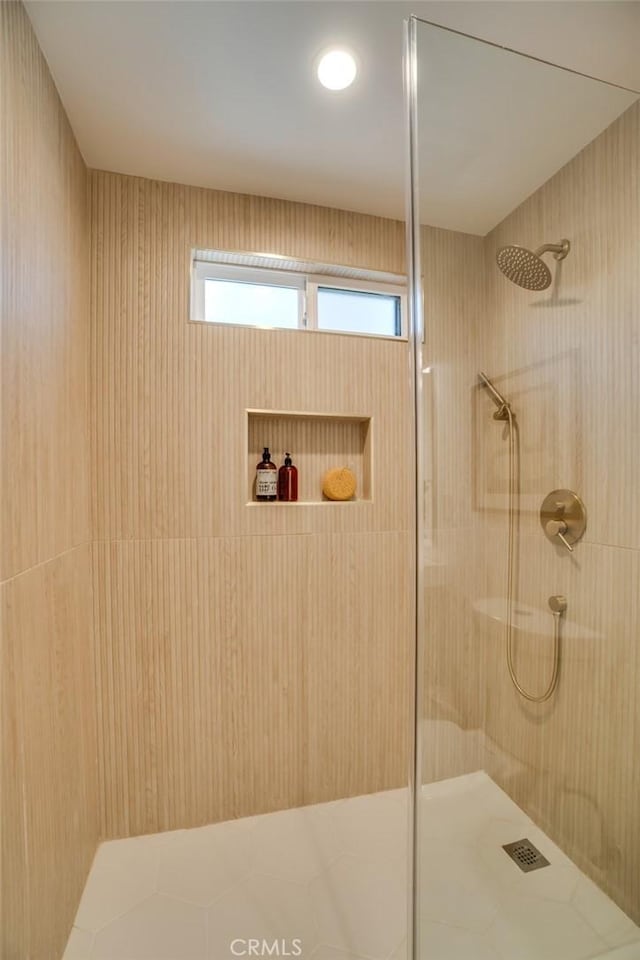 bathroom featuring tiled shower