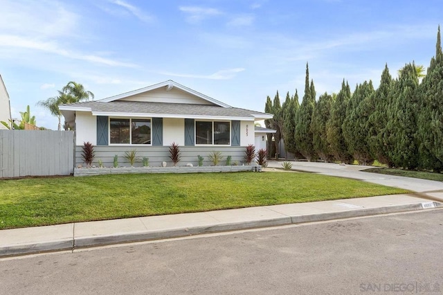 ranch-style home featuring a front lawn