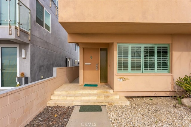 entrance to property with stucco siding