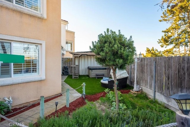 view of yard with a hot tub