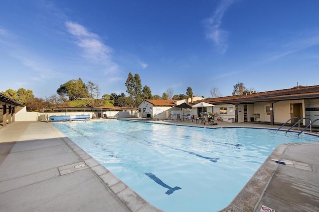 view of swimming pool