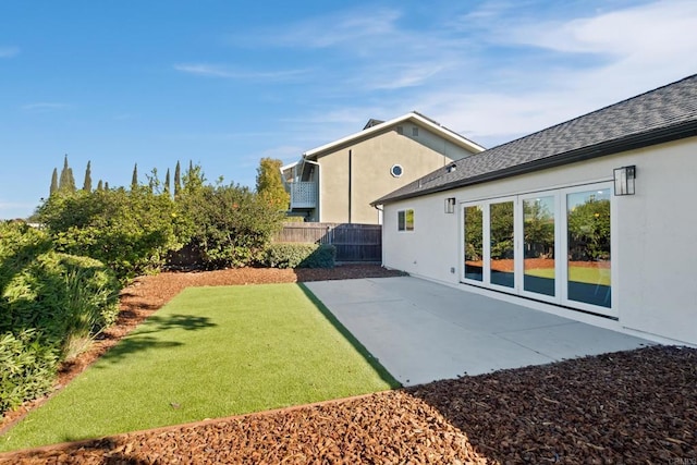 view of yard featuring a patio area