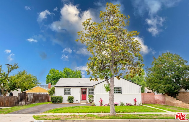 view of front of house featuring a front lawn