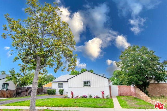 view of front of home with a front lawn