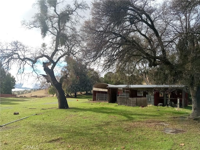 view of yard featuring an outdoor structure