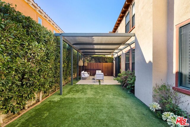 view of yard featuring a patio