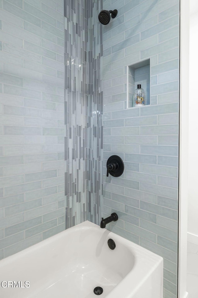 bathroom with tiled shower / bath