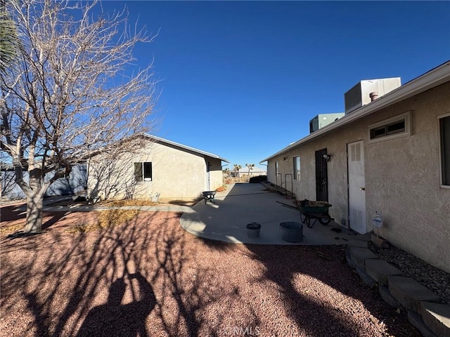 view of yard featuring a patio area