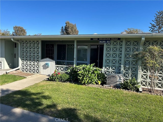 view of front of home featuring a front lawn