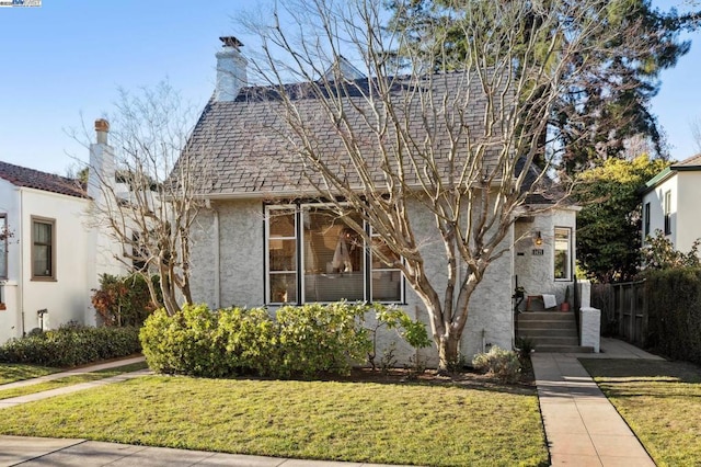 view of front of house featuring a front yard