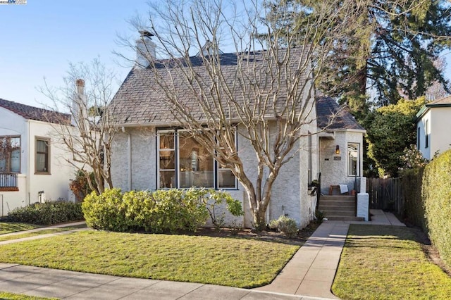 view of front facade with a front yard