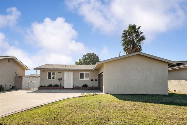 single story home featuring a front lawn