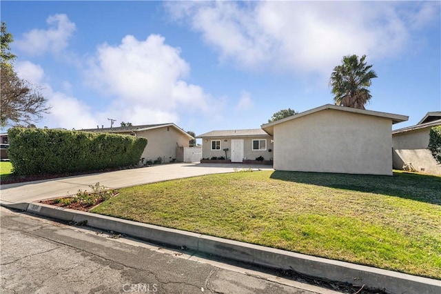 ranch-style home featuring a front lawn