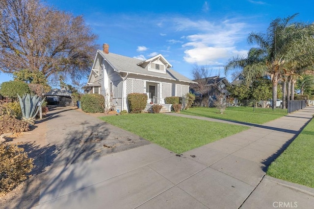 view of front of property featuring a front lawn