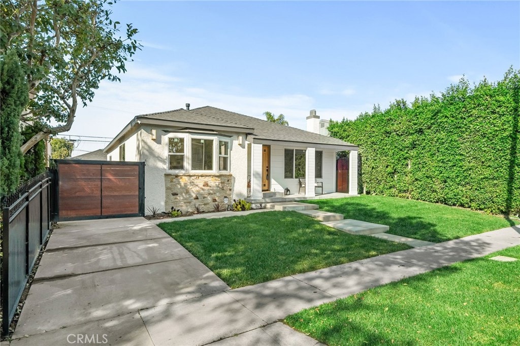 view of front of home featuring a front yard