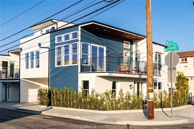 1700 Perkins Ln, Redondo Beach, CA 90278 - view of side of home featuring stucco siding and a balcony