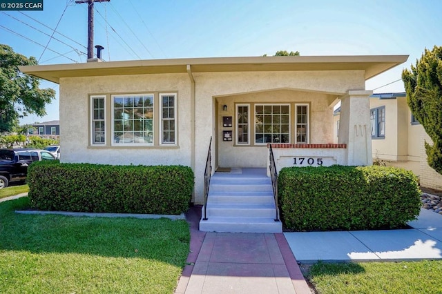 view of front facade featuring a front lawn