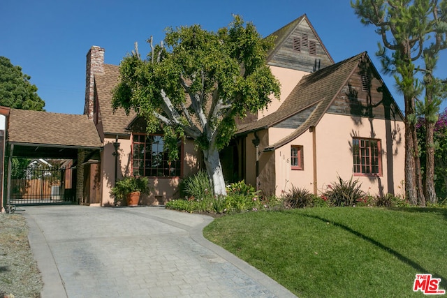 view of front of property featuring a carport and a front yard