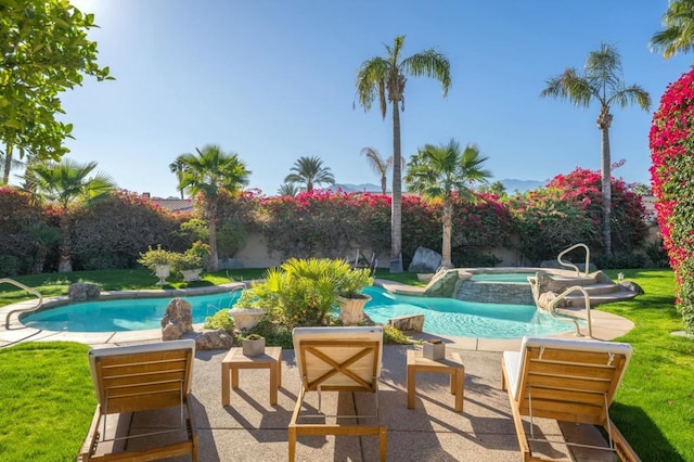 view of pool featuring a yard and an in ground hot tub