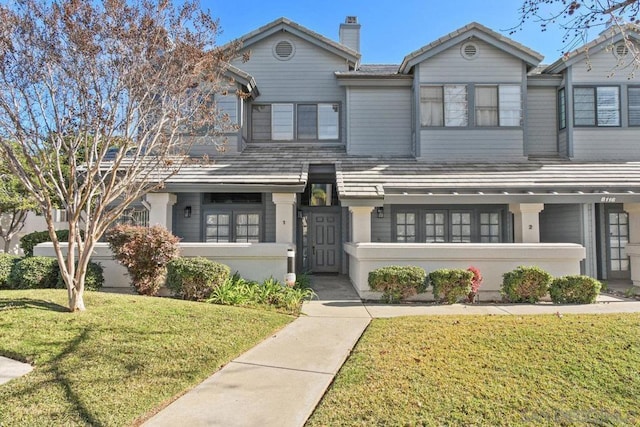 view of front of house featuring a front lawn