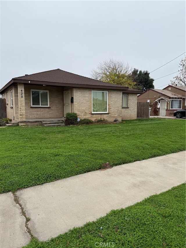 ranch-style house featuring a front yard