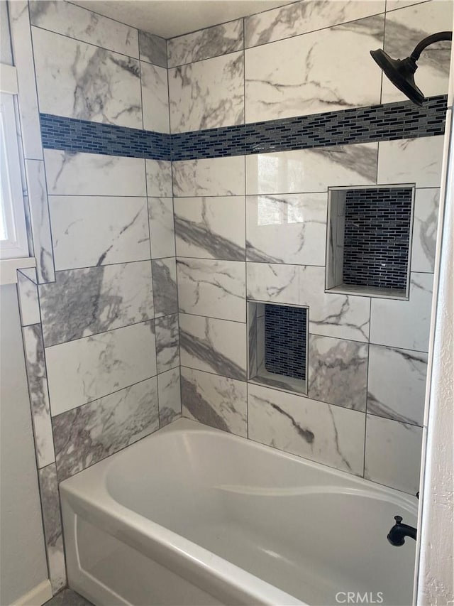 bathroom with tiled shower / bath