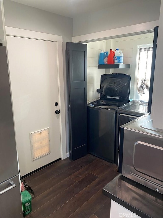 laundry room featuring dark wood-type flooring and independent washer and dryer