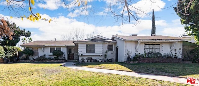 single story home featuring a front lawn