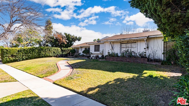 view of front of home featuring a front yard