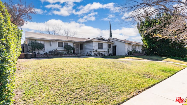 ranch-style house featuring a front lawn