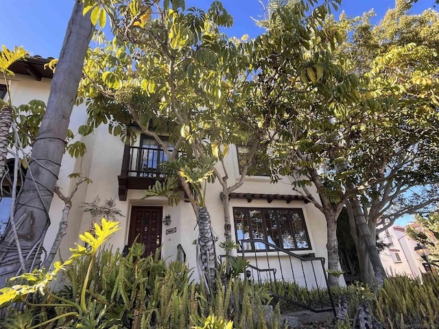 view of front of house featuring a balcony