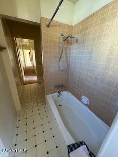 bathroom with tiled shower / bath combo