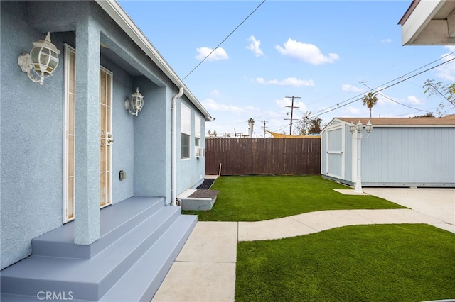 view of yard featuring a shed