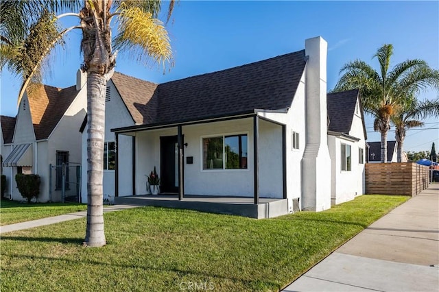 view of front of property featuring a front yard