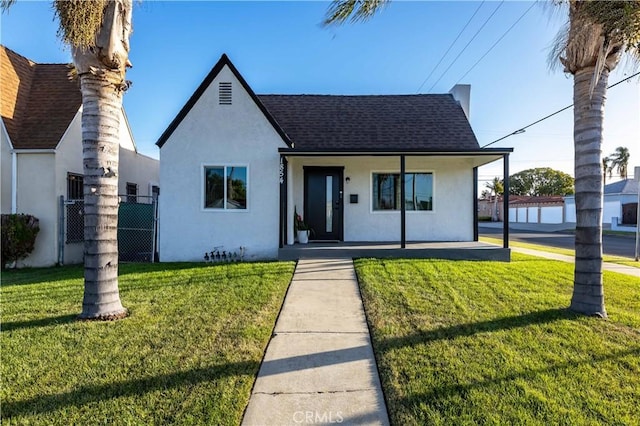 view of front facade featuring a front yard