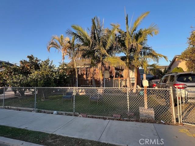 view of front of property with a front lawn