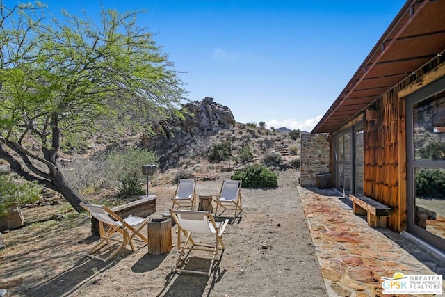 view of yard featuring a mountain view