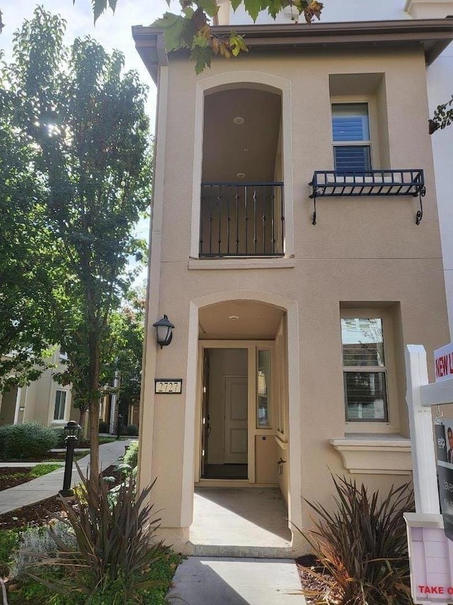 view of front of property with a balcony