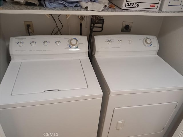 laundry room with washing machine and dryer