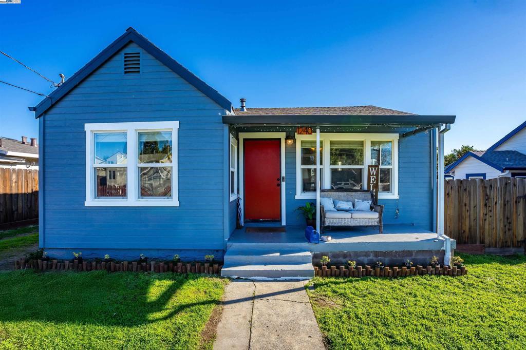 bungalow featuring a porch and a front yard