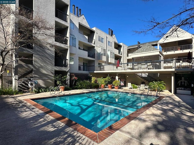 view of swimming pool