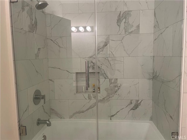 bathroom with tiled shower / bath