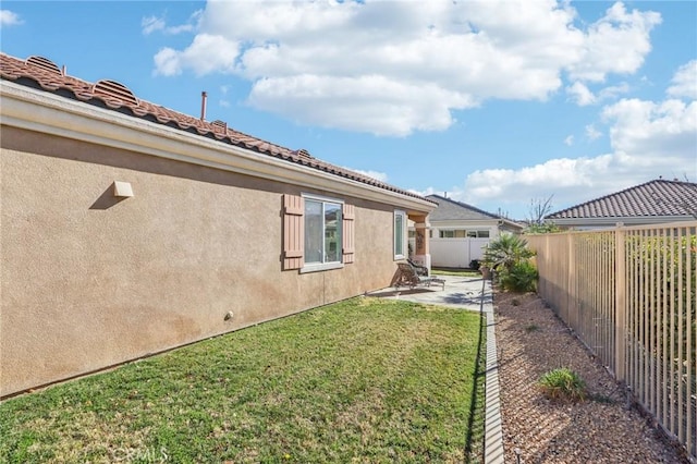 view of yard featuring a patio area