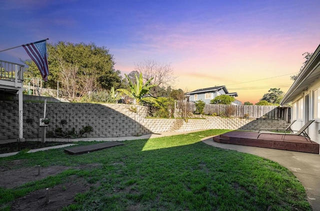 view of yard at dusk