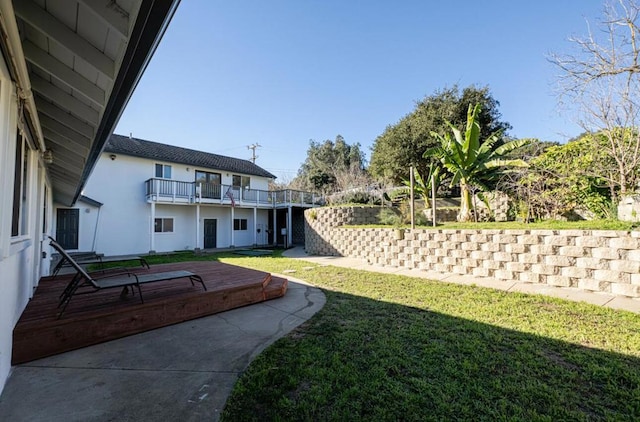 view of yard featuring a balcony