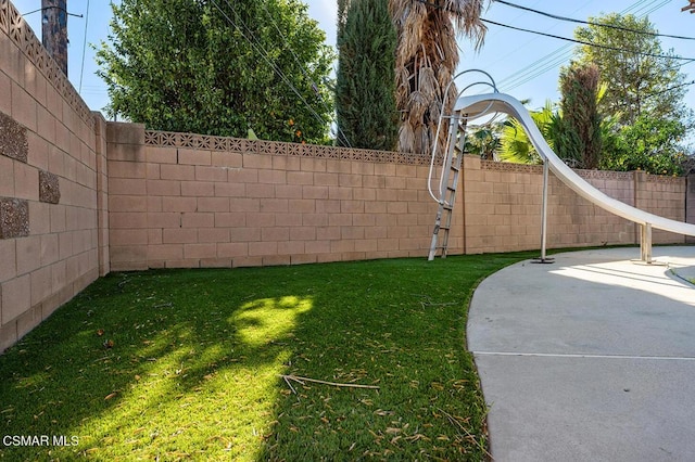 view of yard featuring a patio