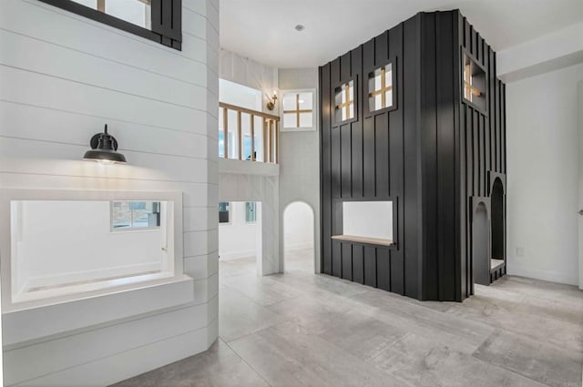 bathroom featuring concrete floors