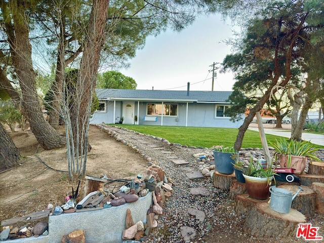 view of front facade featuring a front lawn